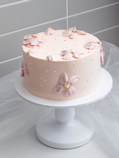 Cake with piped Flowers