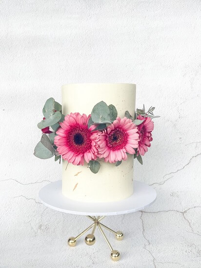 Cake with fresh Flowers