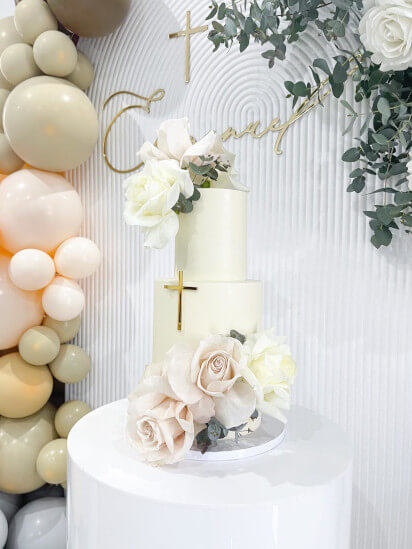 Christening Cake with fresh Flowers