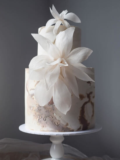 Fondant Wedding Cake with artificial Flowers