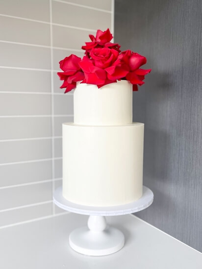 Wedding Cake with fresh Flowers