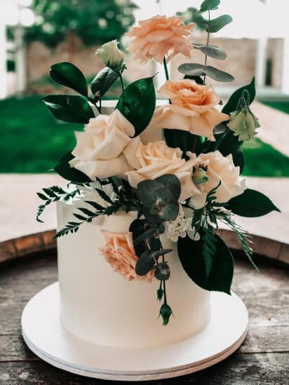 Cake with fresh Flowers