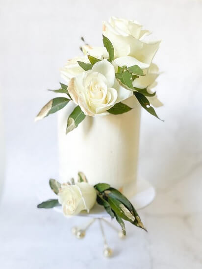 Wedding Cake with fresh Flowers