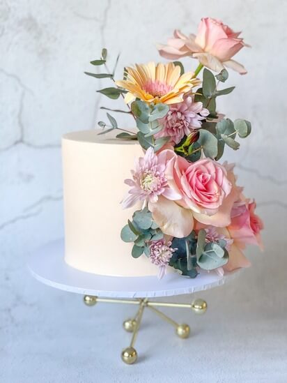 engagement Cake with fresh Flowers